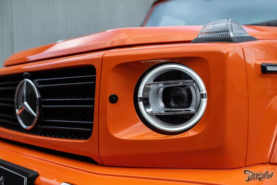 Mercedes G500. Оклейка кузова с проёмами из черного в оранжевый глянец! Окрас суппортов и дисков.